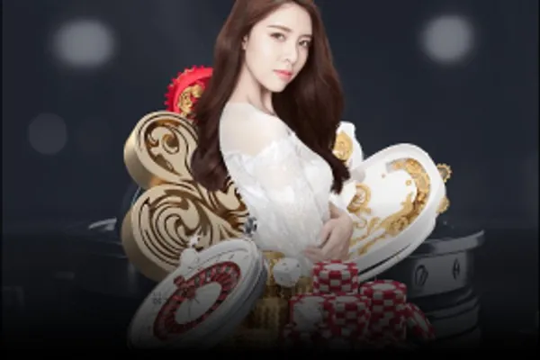 Cầu thủ bóng đá đang thi đấu sôi nổi trên sân